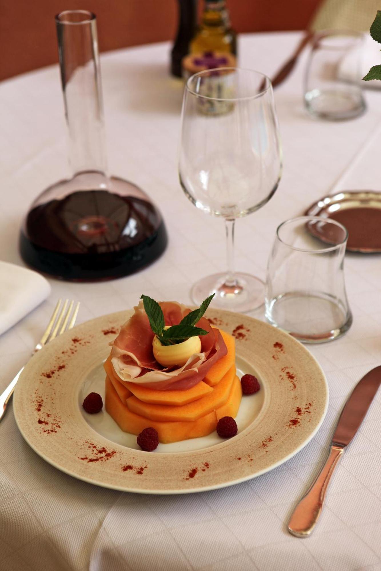 Logis Hotel Restaurant De La Paix Lodève Buitenkant foto