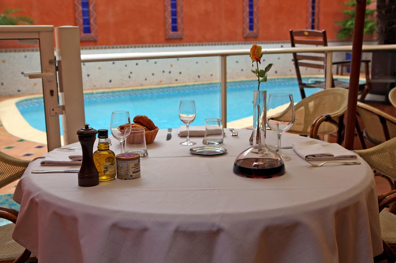 Logis Hotel Restaurant De La Paix Lodève Buitenkant foto