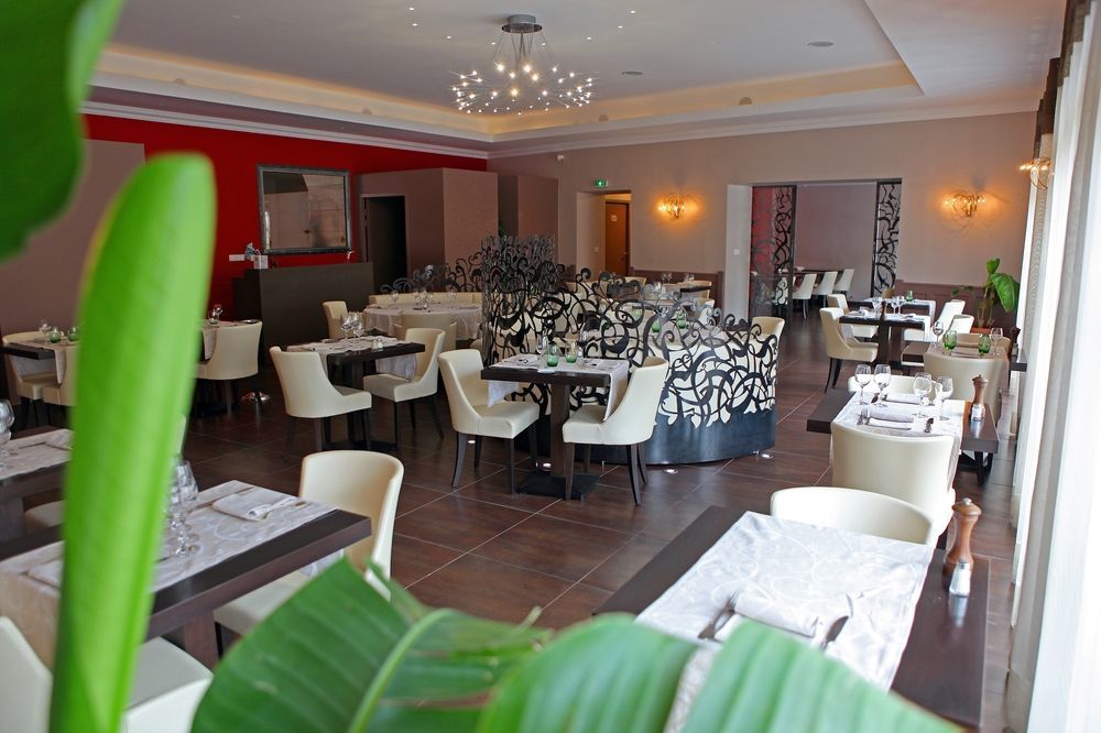 Logis Hotel Restaurant De La Paix Lodève Buitenkant foto