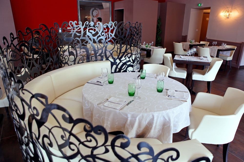 Logis Hotel Restaurant De La Paix Lodève Buitenkant foto