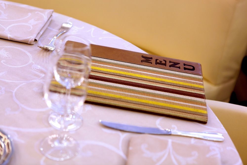 Logis Hotel Restaurant De La Paix Lodève Buitenkant foto