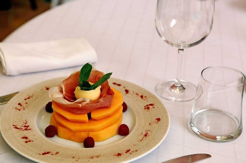 Logis Hotel Restaurant De La Paix Lodève Buitenkant foto